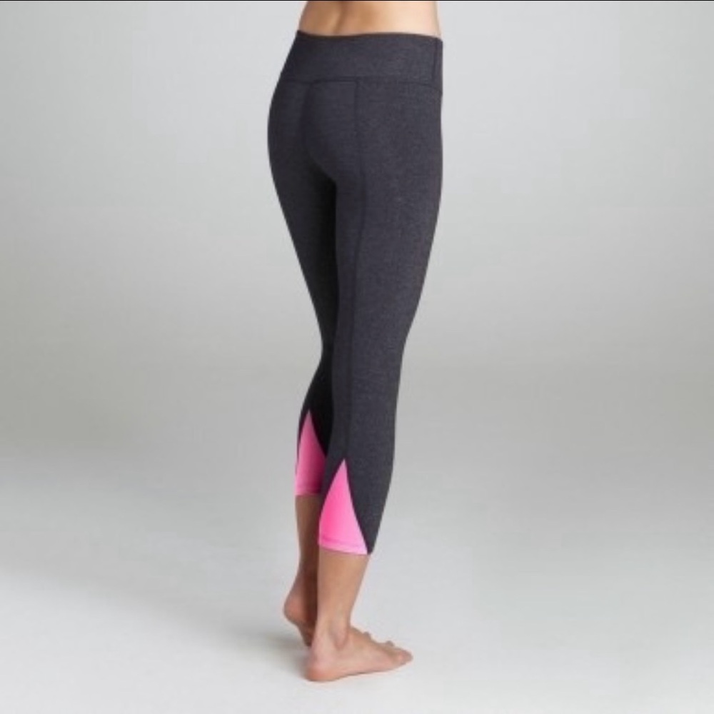 Beyond Yoga Pop Triangle heather gray and pink capri leggings sz XS extra small